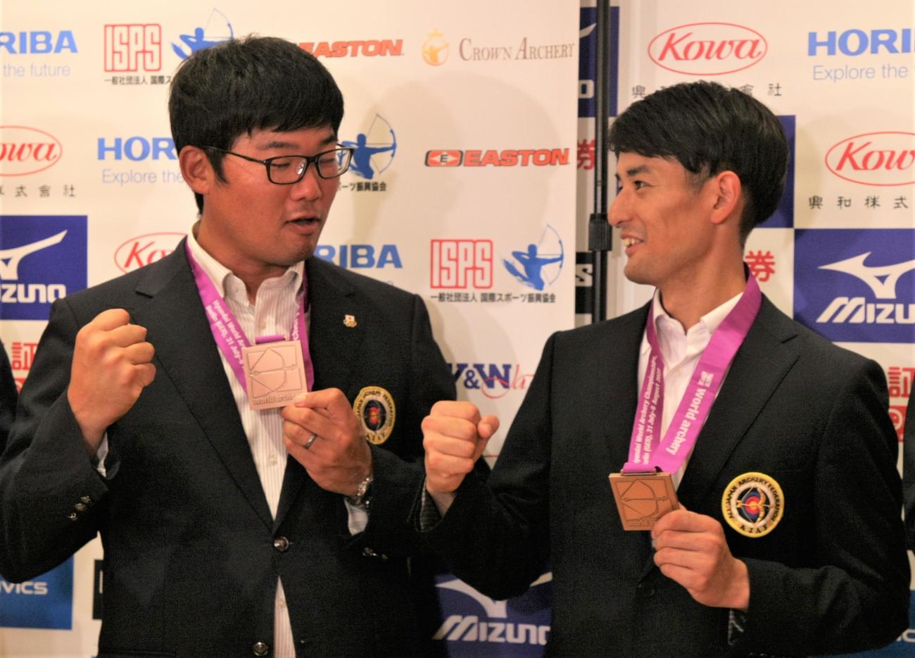 世界選手権後の帰国取材の合間に笑顔をみせる古川（左）と中西（撮影・藤塚大輔）