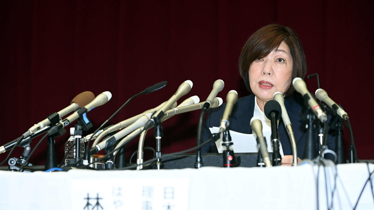 会見冒頭で経緯説明をする日大・林真理子理事長（撮影・たえ見朱実）