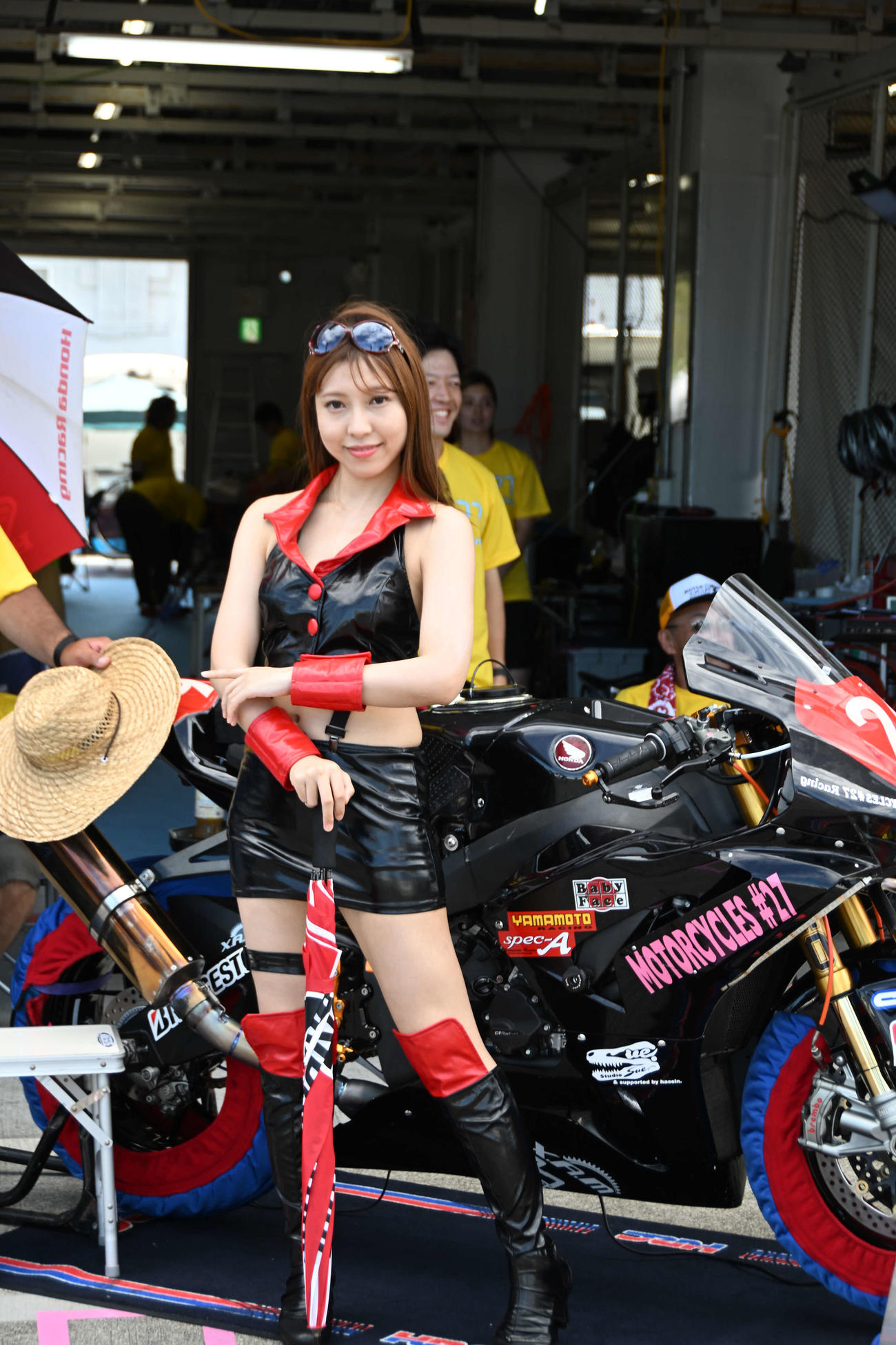 26号車「MOTORCYCLES#27」のレースクイーン