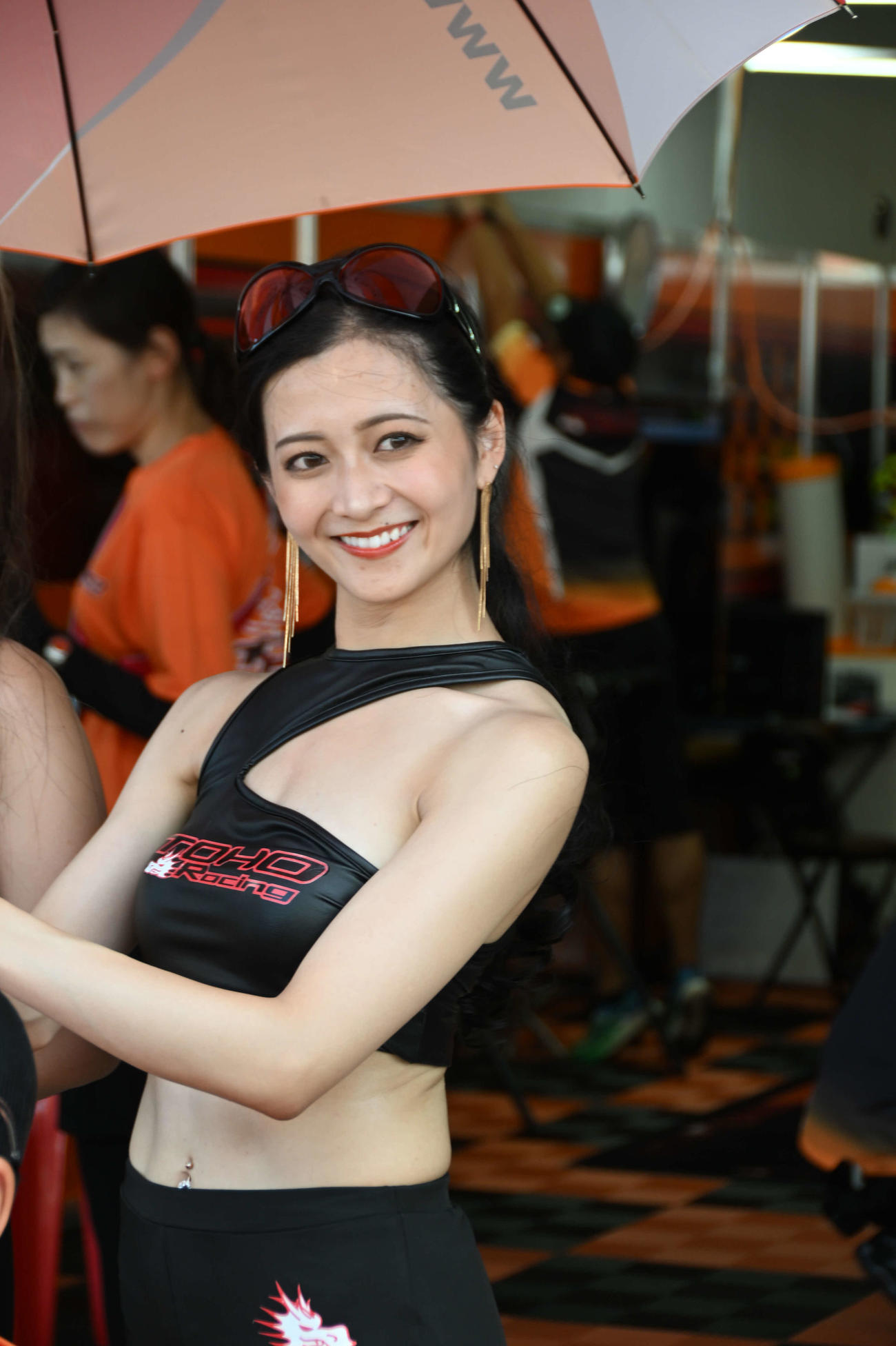 104号車「TOHO Racing」のレースクイーン
