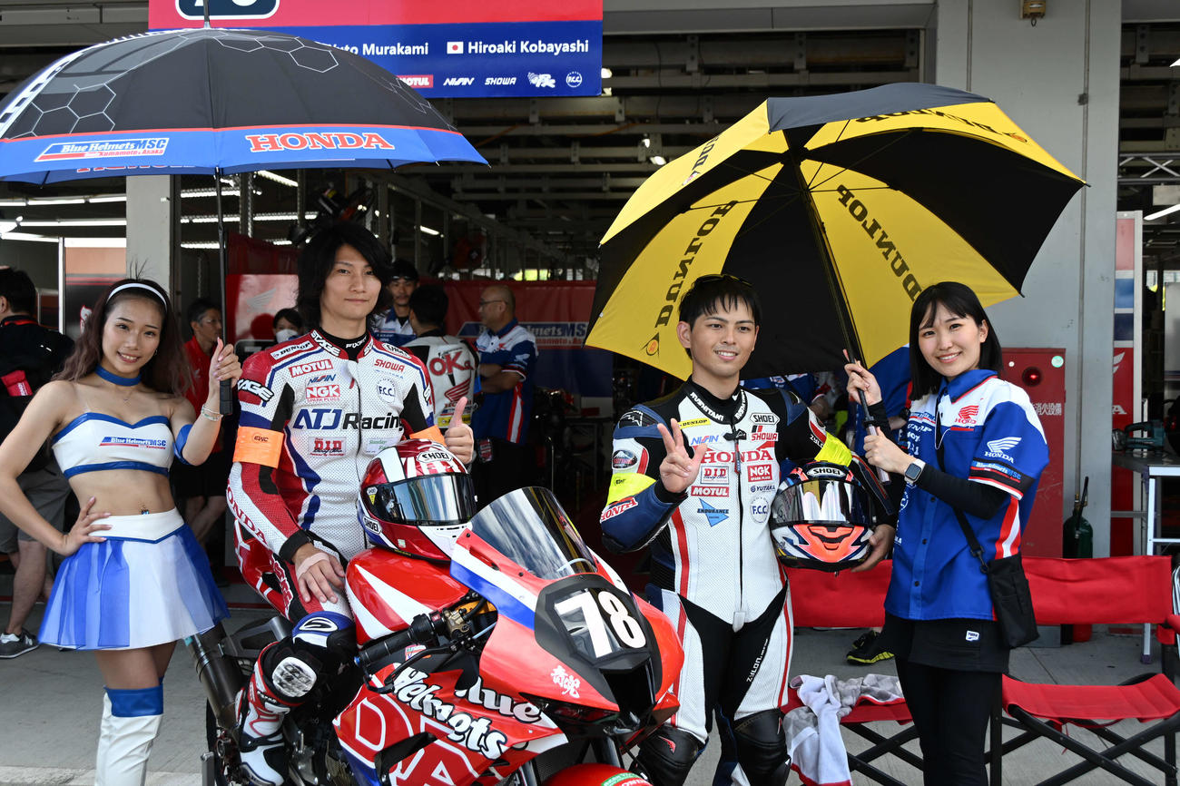78号車「Honda Blue Helmets MSC Kumamoto＆Asaka」の小林寛明選手（左）と村上勇人選手
