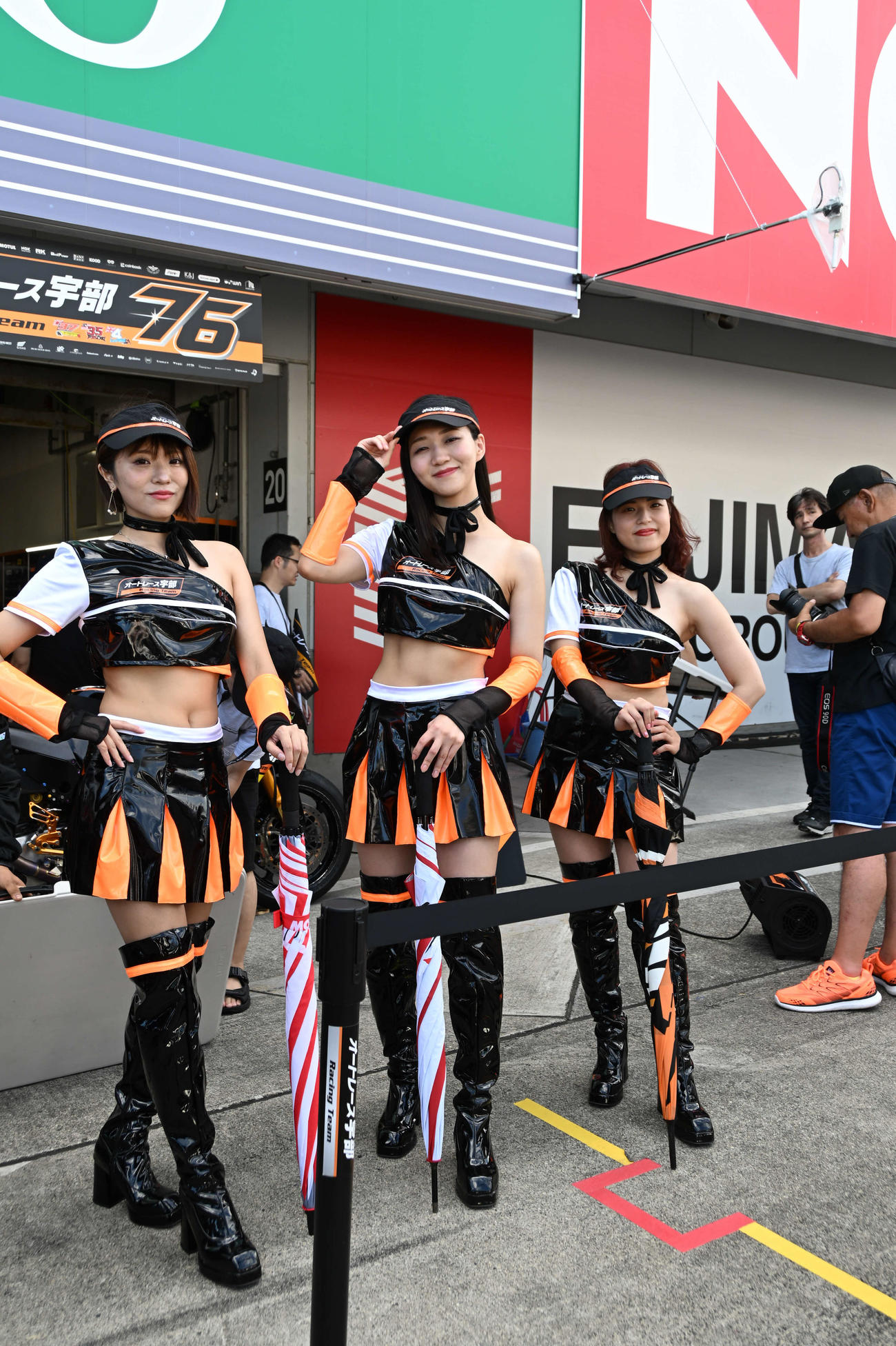 76号車「AutoRace Ube Racing Team」のレースクイーン
