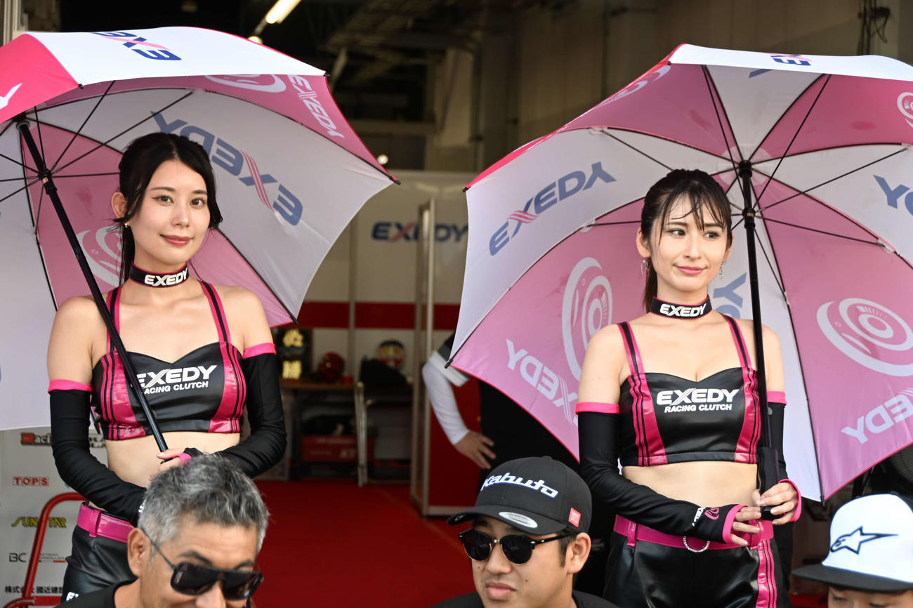 52号車「TERAMOTO@J－TRIP Racing」のレースクイーン
