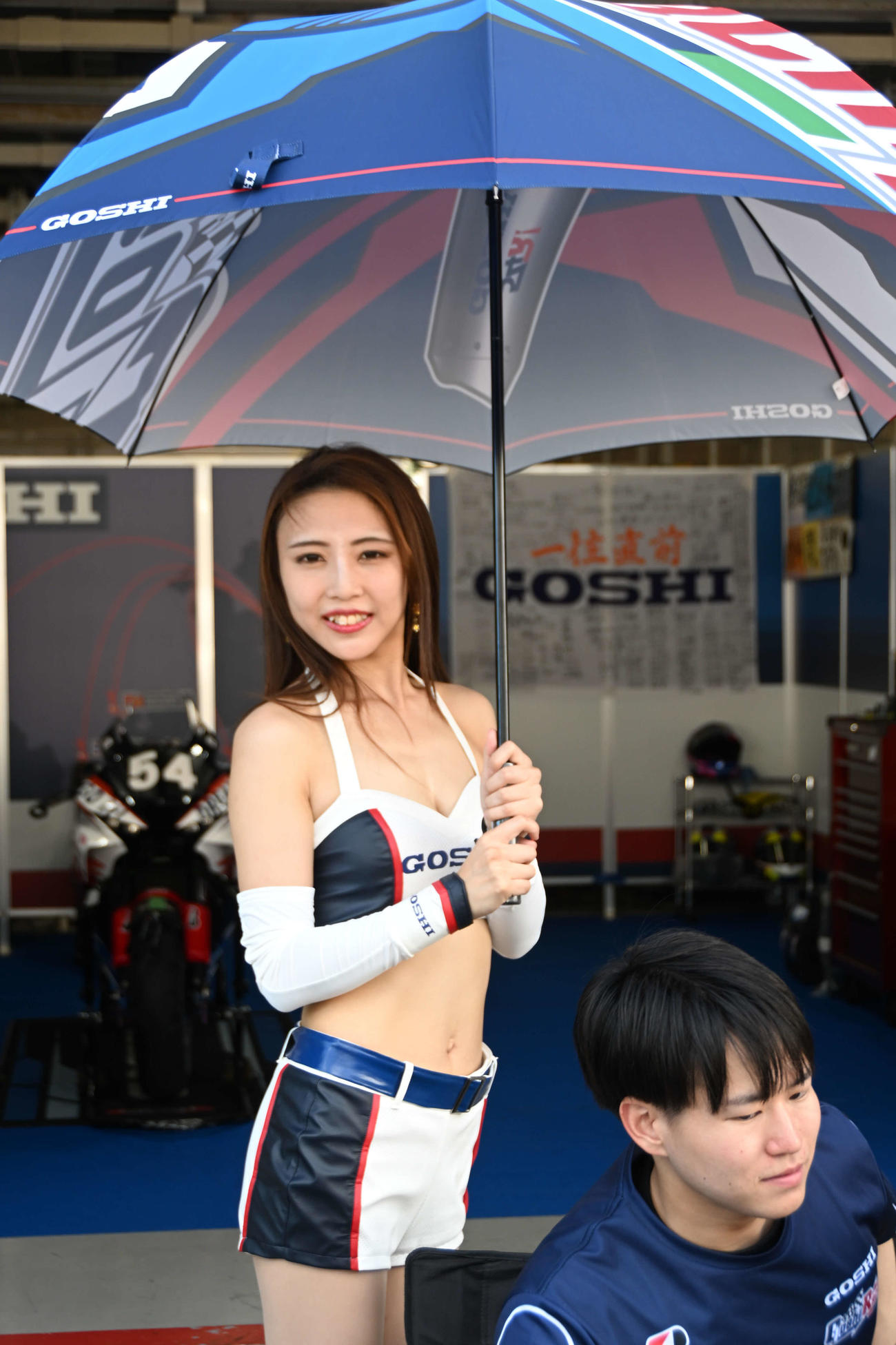 54号車「GOSHI Racing」のレースクイーン
