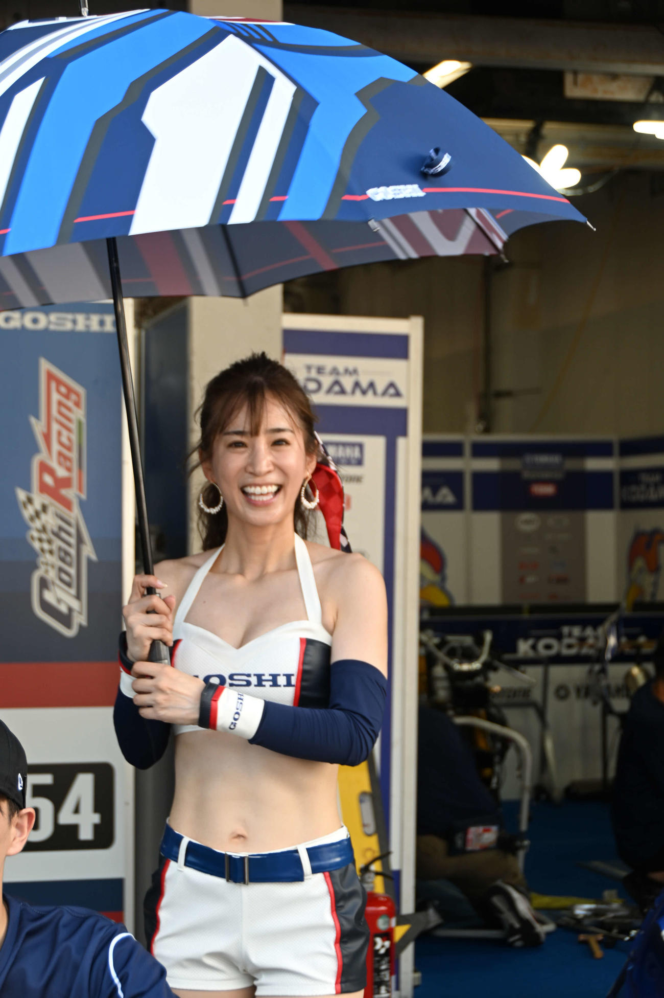 54号車「GOSHI Racing」のレースクイーン

