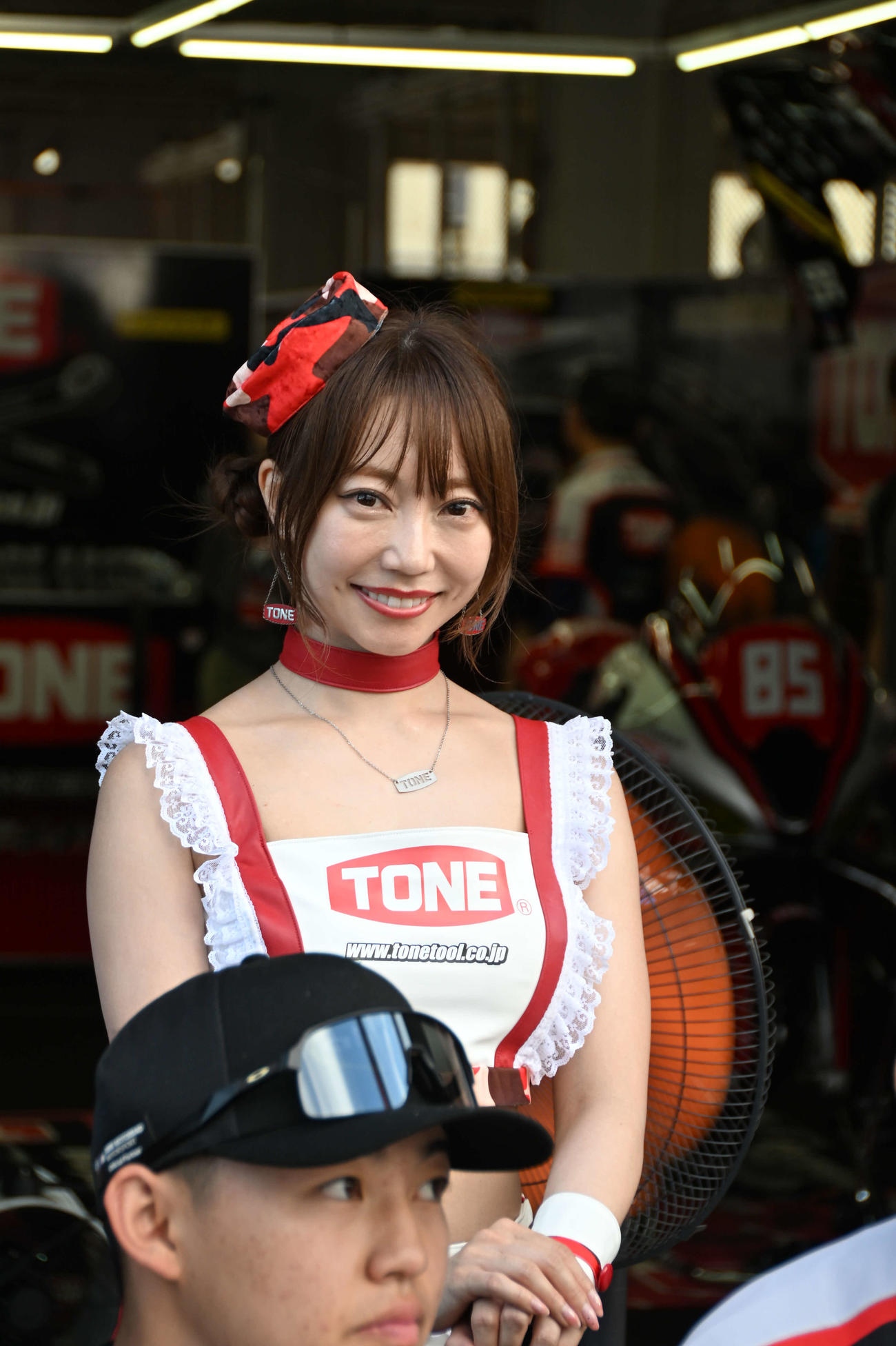 85号車「TONE RT SYNCEDGE4413 BMW」のレースクイーン城戸ひなのさん
