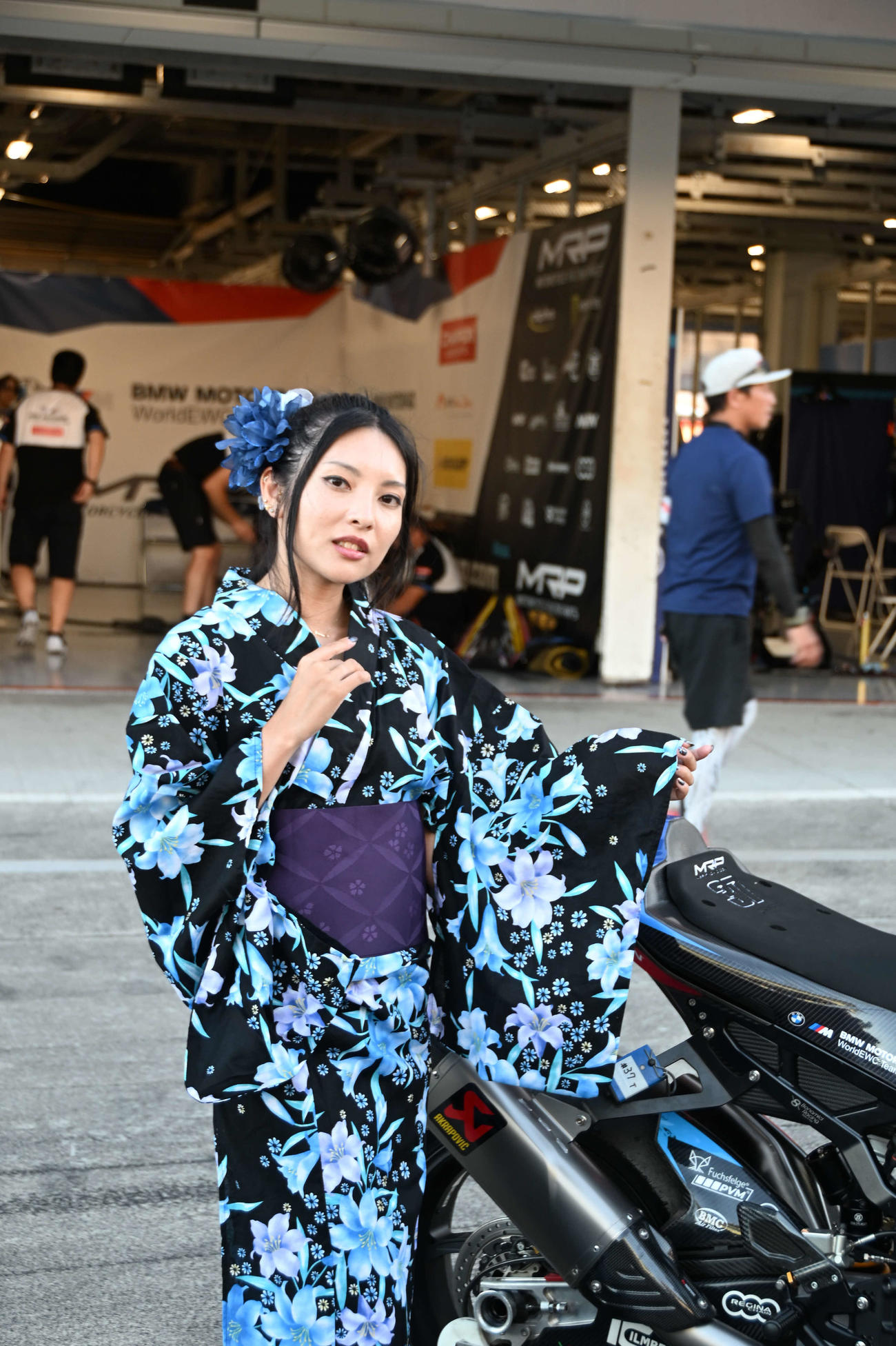 37号車「BMW MOTORRAD WORLD ENDURANCE TEAM」のレースクイーン
