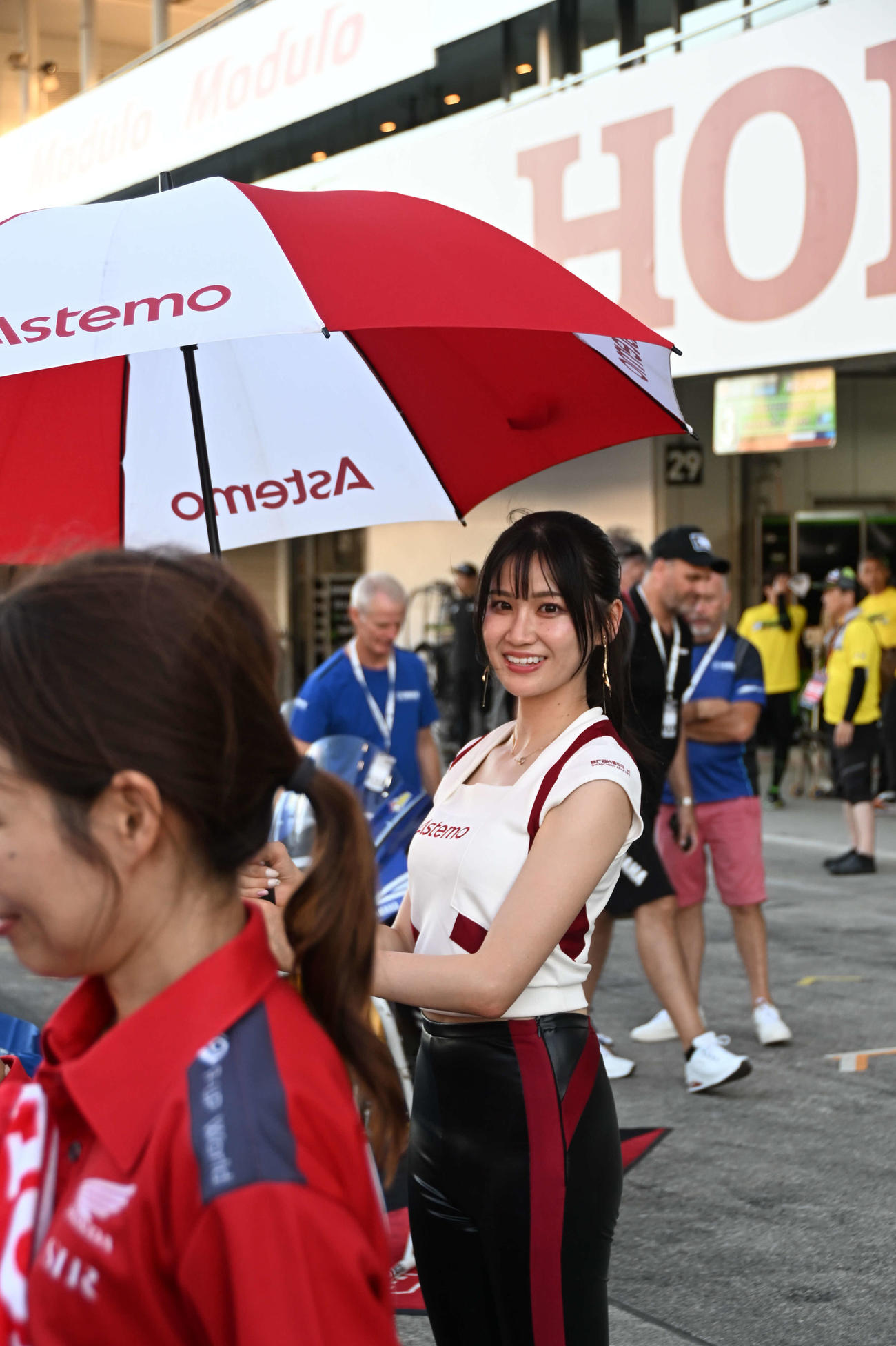 17号車「Astemo Honda Dream SI Racing」のレースクイーン
