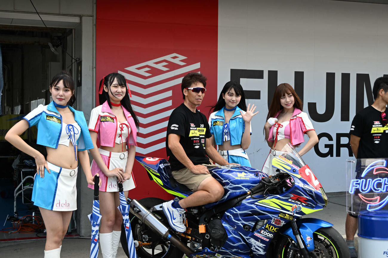 29号車「TRIPOINT FUCHS Silkolene＆DOG HOUSE」の岩谷圭太選手（中央）とレースクイーン