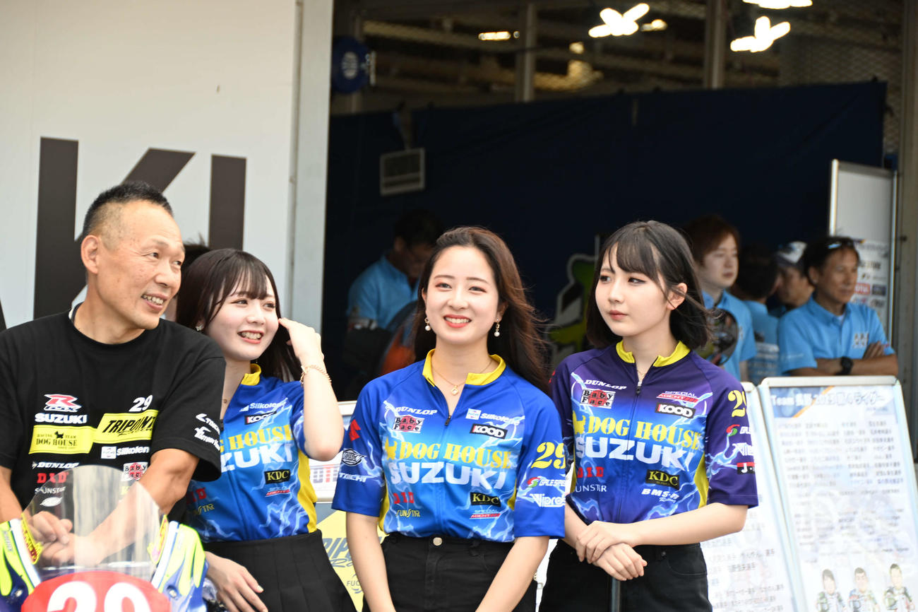 29号車「TRIPOINT FUCHS Silkolene＆DOG HOUSE」の左村英祐選手（左端）とレースクイーン