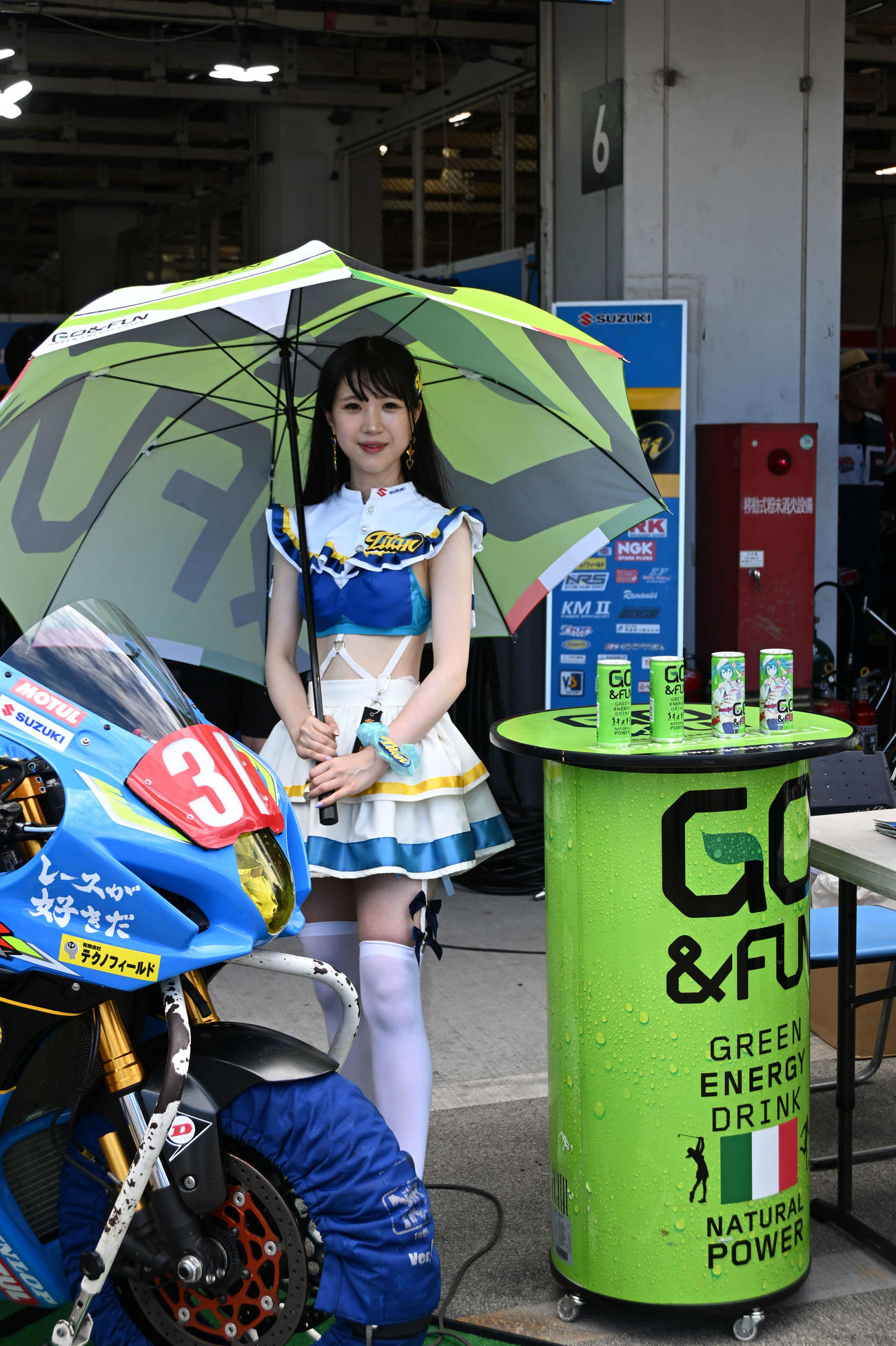 31号車「HAMAMATSU TEAM TITAN」のレースクイーン