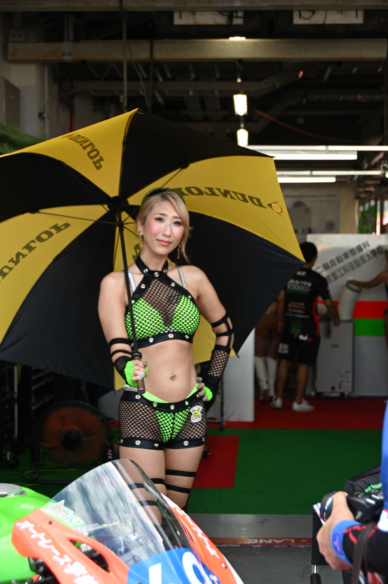 69号車「Yamashina Kawasaki AutoRaceUBE YIC AW EJ」のレースクイーン
