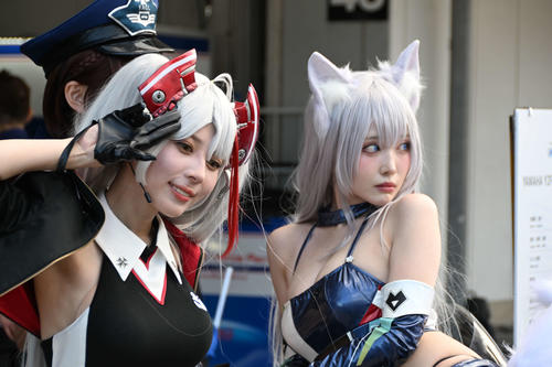 41号車「IRF with AZURLANE」のレースクイーンを務めるコスプレイヤーの楪くれはさん(左)とシスルさん