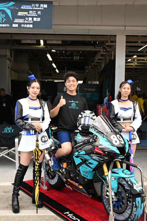 89号車「CLUBNEXT&HondaDREAMTAKASAKI」の吉廣光選手(中央)とレースクイーン
