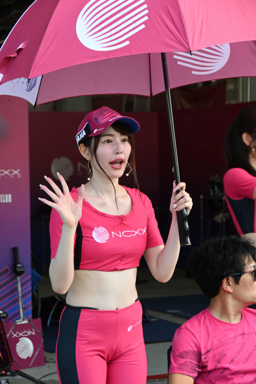 86号車「NCXX RACING with RIDERS CLUB」のレースクイーン
