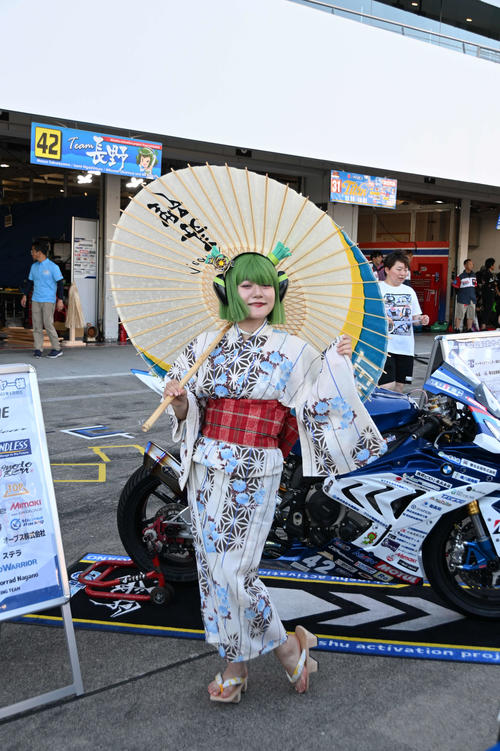 42号車「Shinshu activation project Team NAGANO」のレースクイーン