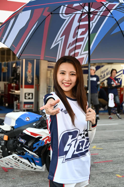 54号車「GOSHI Racing」のレースクイーン