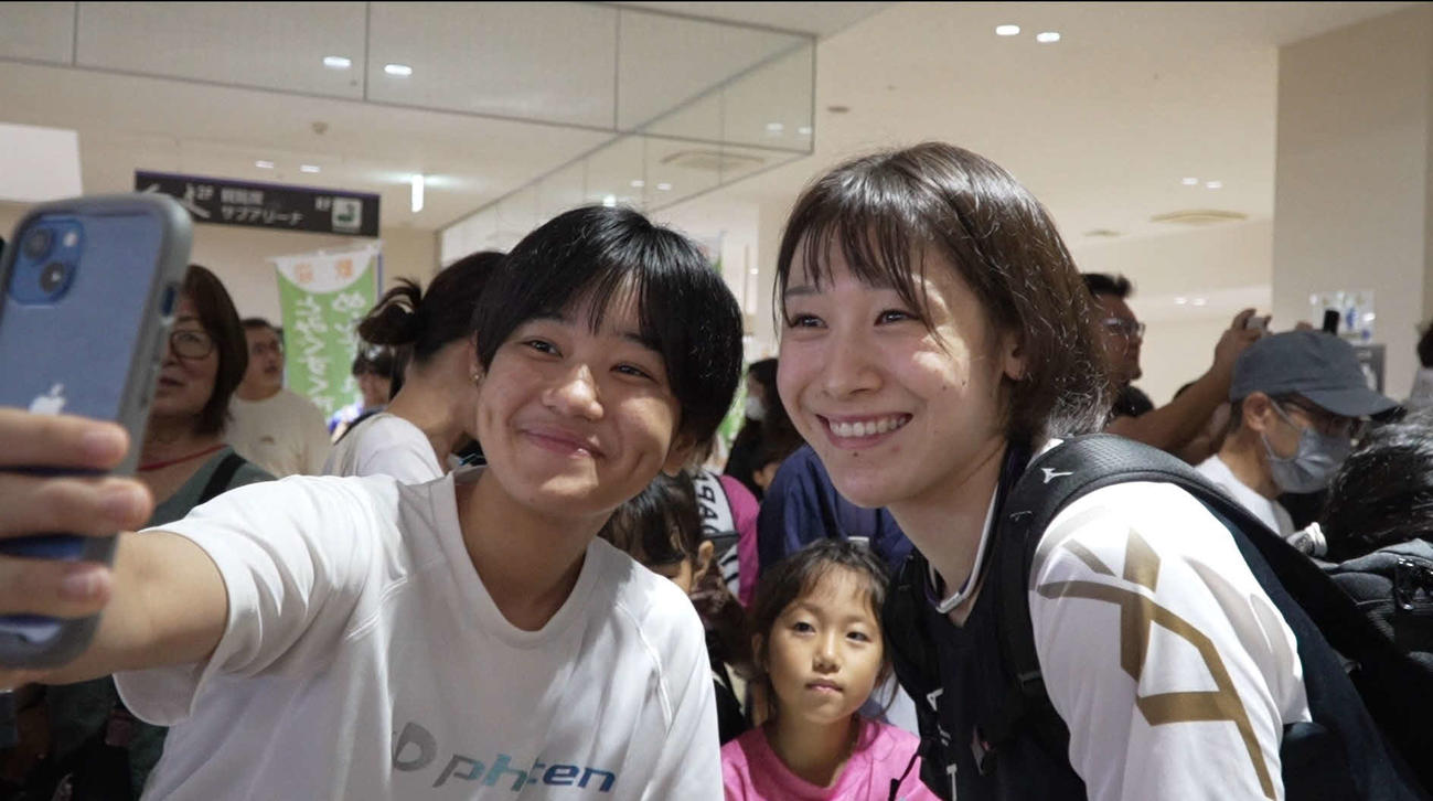 ファンと記念撮影する石川（C）JVA