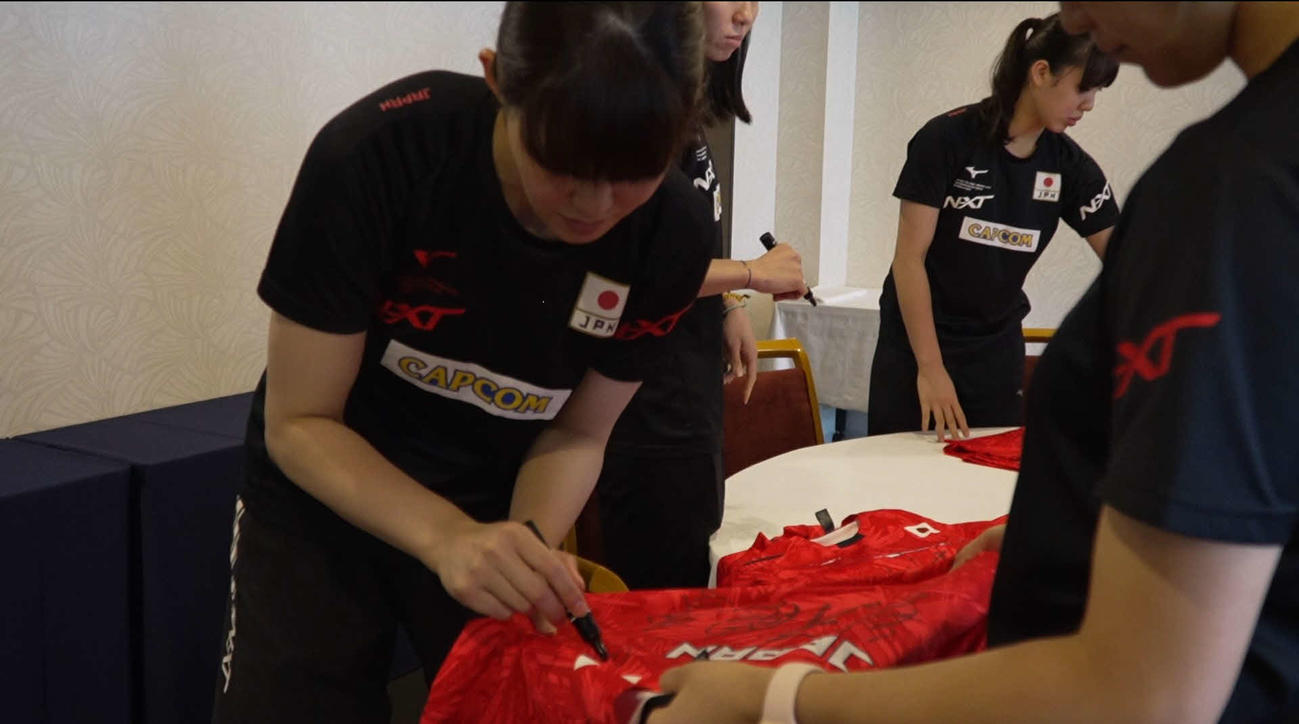 Tシャツにサインする井上（C）JVA