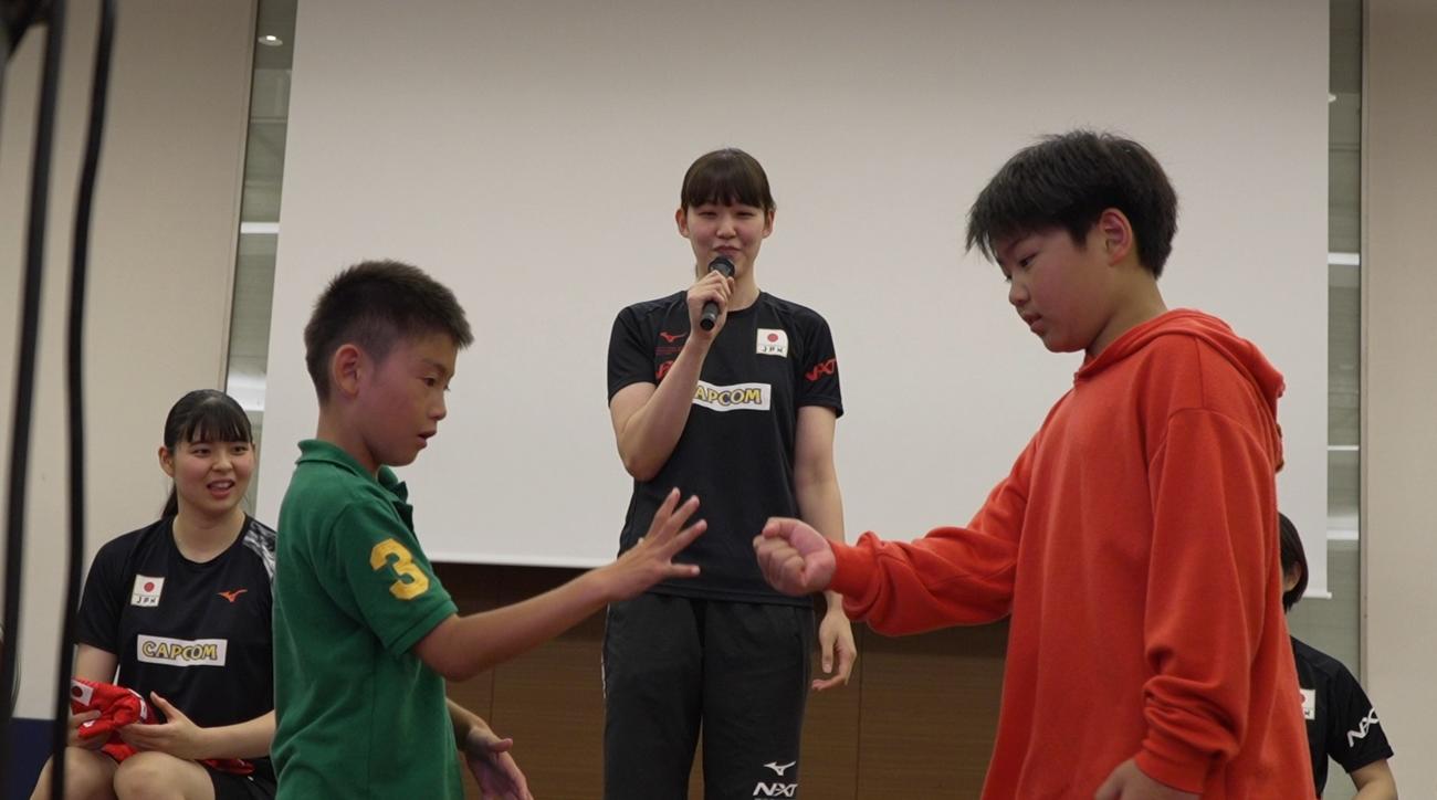 じゃんけんを見守る山田（左）と井上（C）JVA