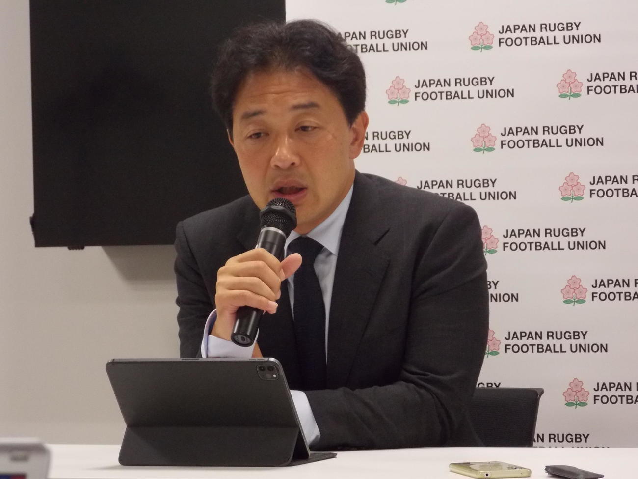 日本ラグビー協会の理事会後に取材対応した岩渕健輔専務理事（撮影・松本航）