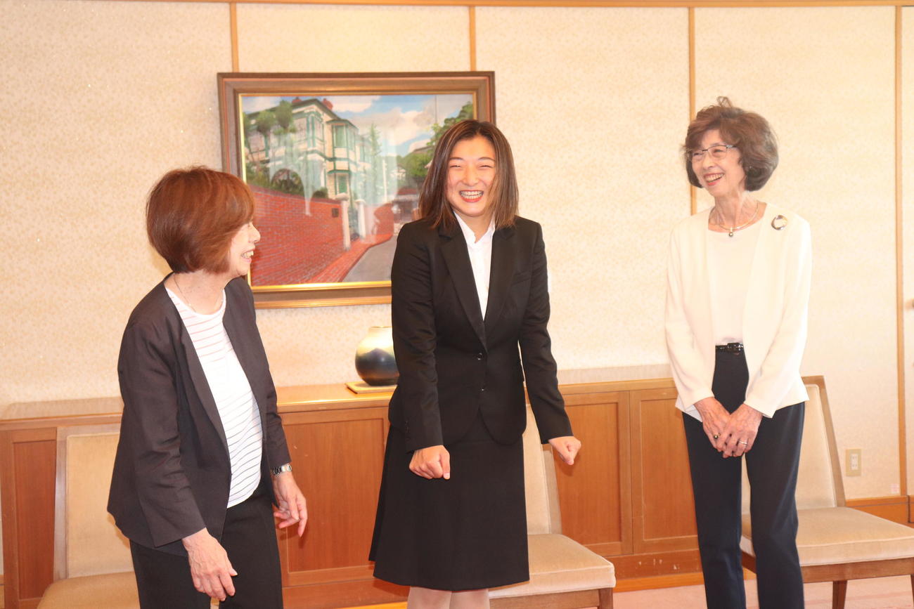 神戸市役所で表彰式に出席した3人。左から、日本スケート連盟の小林芳子フィギュア強化副部長、坂本花織、兵庫県スケート連盟の平松純子副会長（撮影・竹本穂乃加）