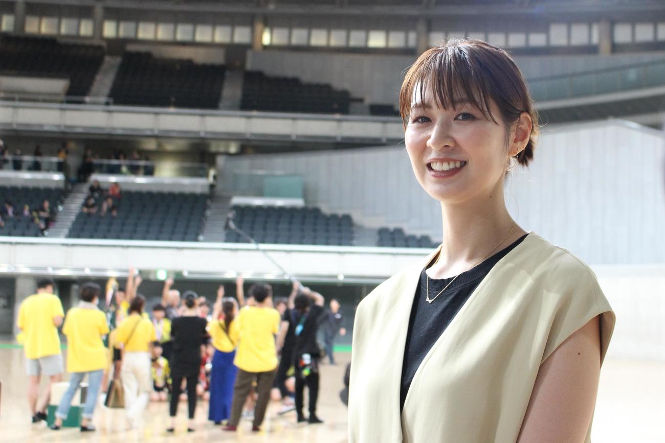全日本バレーボール小学生大会で写真に納まる木村沙織さん。後ろは写真撮影する優勝チーム（撮影・勝部晃多）