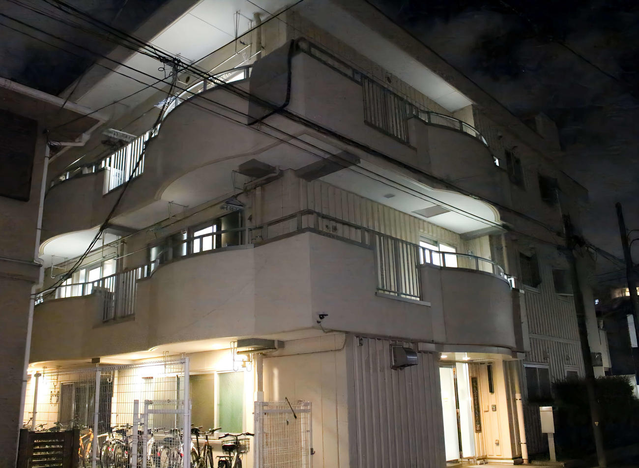 部屋から明かりが漏れる日大アメフト部の寮（撮影・勝部晃多）