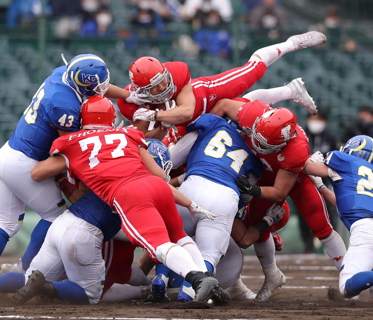 20年12月、甲子園ボウルでぶつかり合う日大と関学大の選手たち