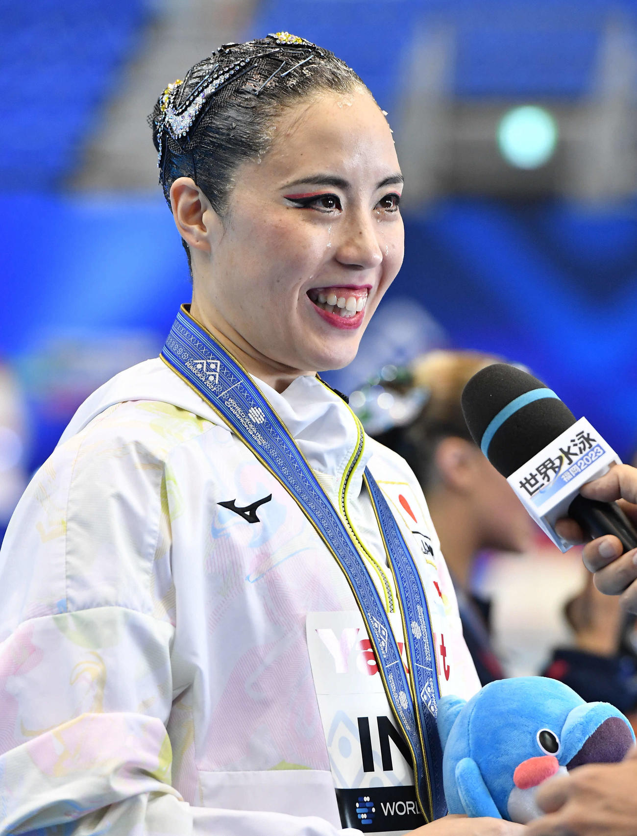 2023年7月19日、世界水泳2023福岡大会　アーティスティックスイミング女子ソロ・フリーで優勝し、涙を流しながら笑顔でインタビューを受ける乾友紀子