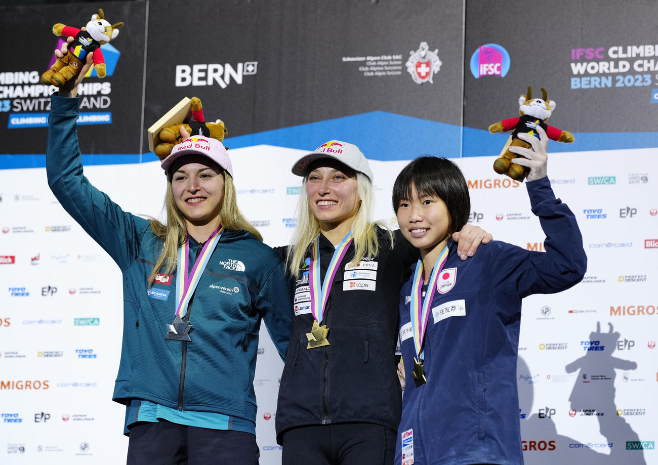 スポーツクライミングの世界選手権女子複合で銅メダルを獲得し、来年のパリ五輪代表に決まった森秋彩（右）（共同）