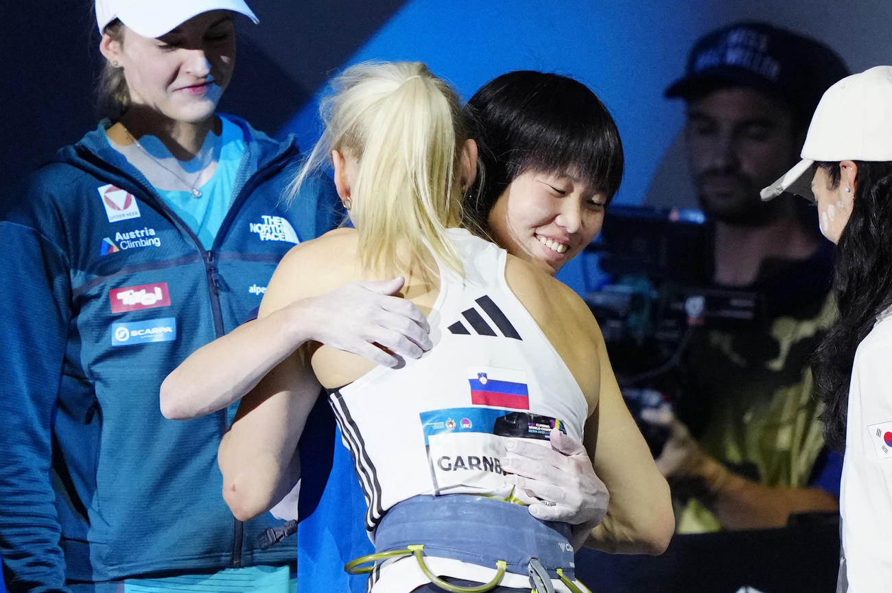 女子複合で優勝したヤンヤ・ガルンブレト（手前）と健闘をたたえ合う森秋彩（共同）