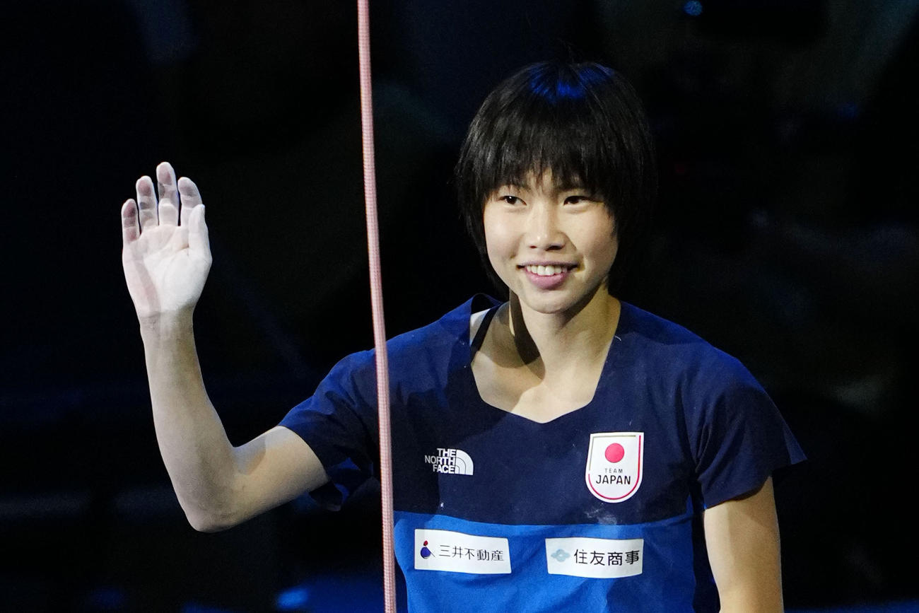 女子複合決勝の課題を終え、手を振る森秋彩。3位となり、来年のパリ五輪の出場権を獲得した（共同）