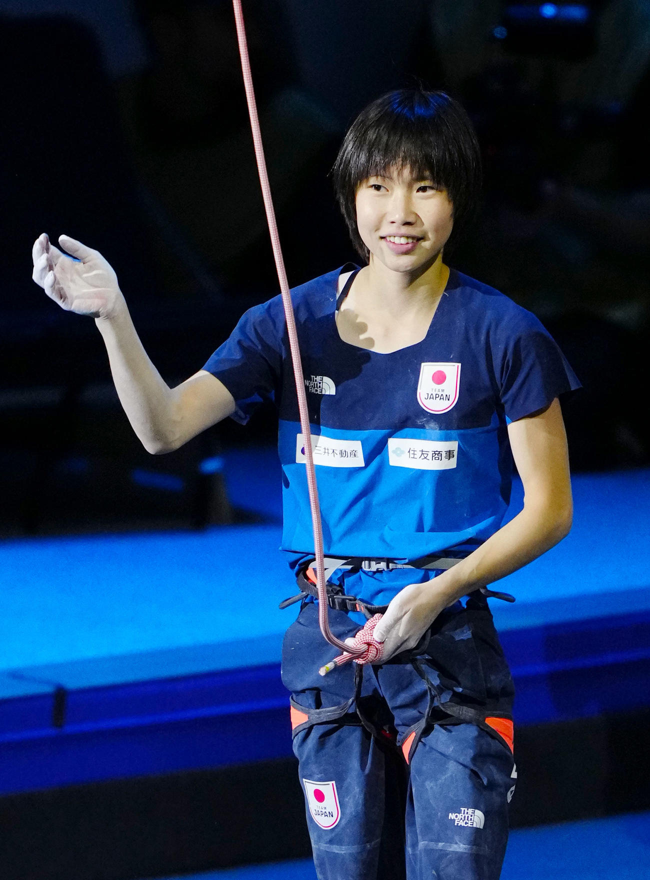 女子複合決勝の課題を終え、手を振る森秋彩。来年のパリ五輪の出場権を獲得した（共同）