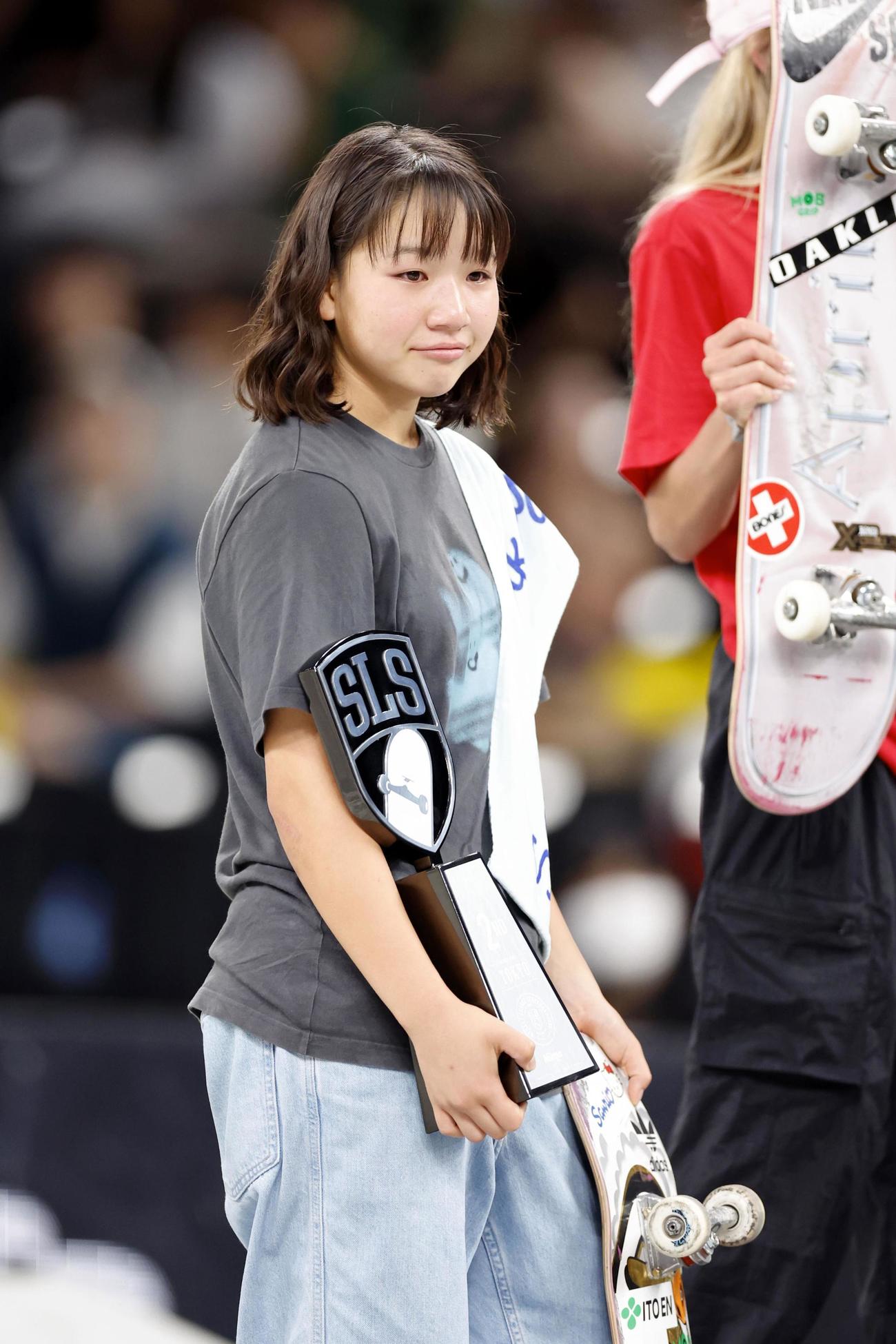 女子で2位となり、表彰台に立つ西矢椛（共同）