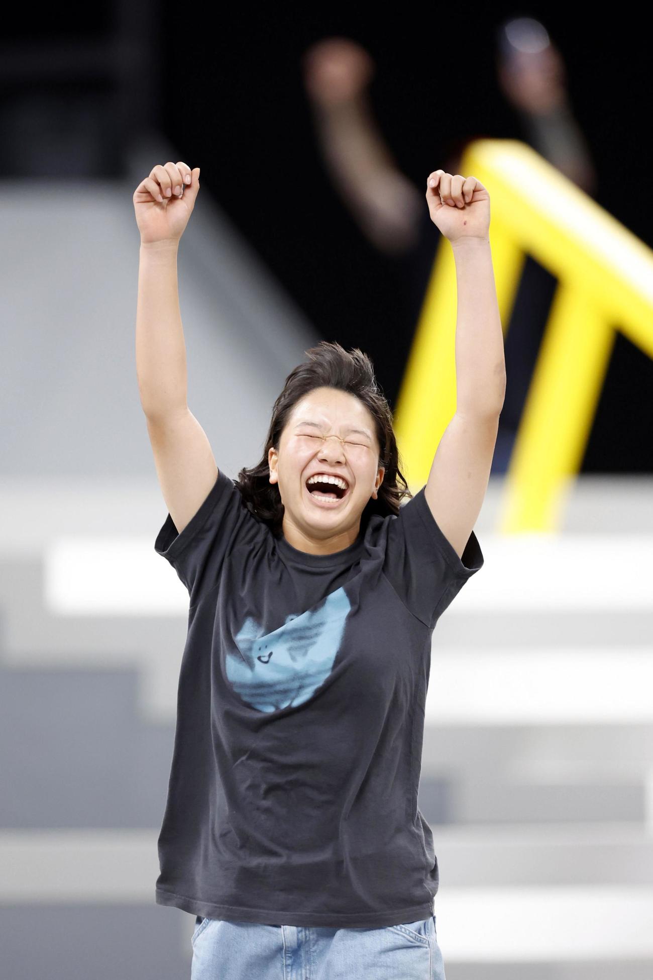 女子決勝で大技を決め、喜ぶ西矢椛。第1戦に続いて2位に入った（共同）