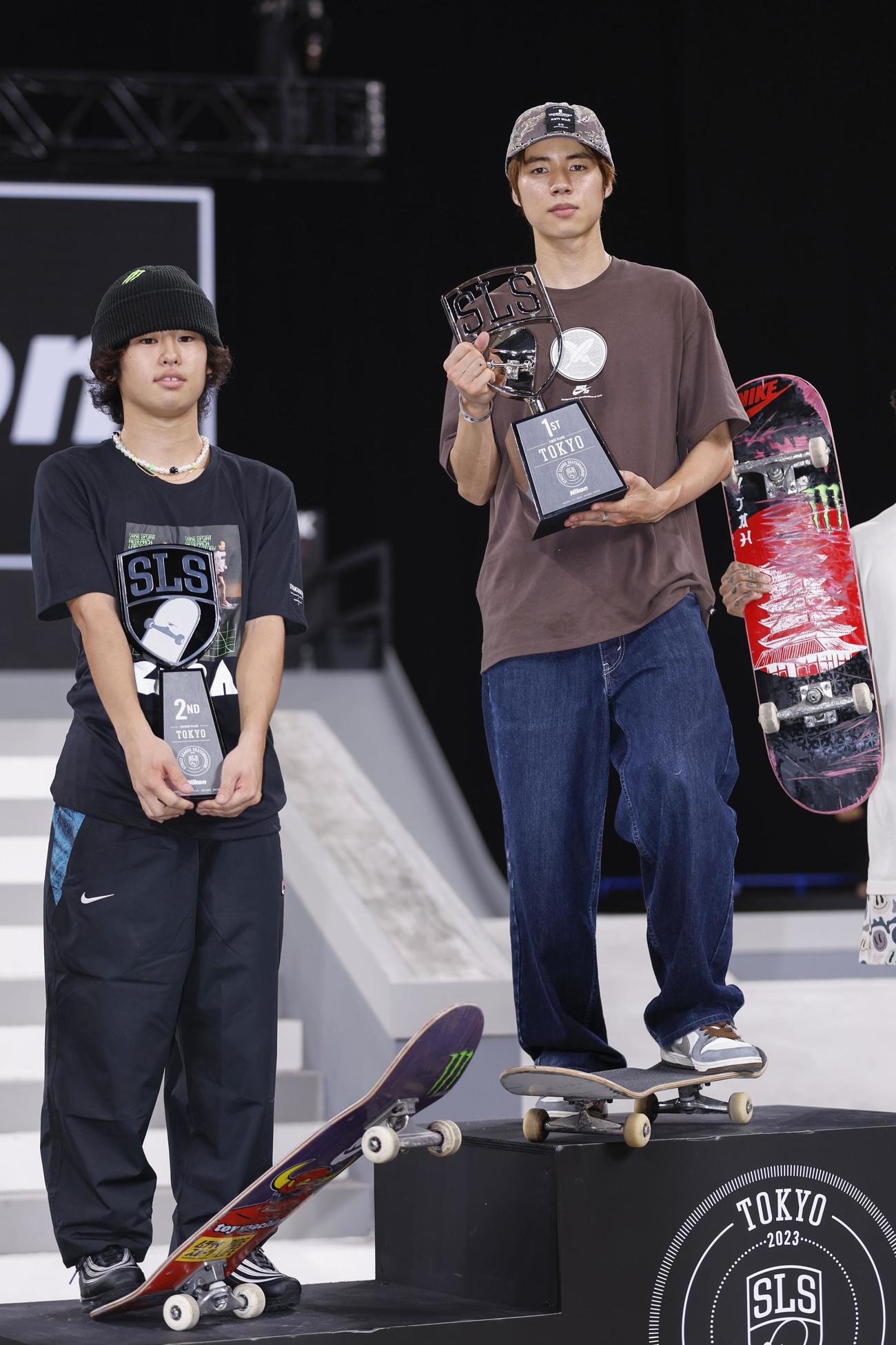 男子で通算7度目の優勝を果たした堀米雄斗。左は2位の池田大暉（共同）