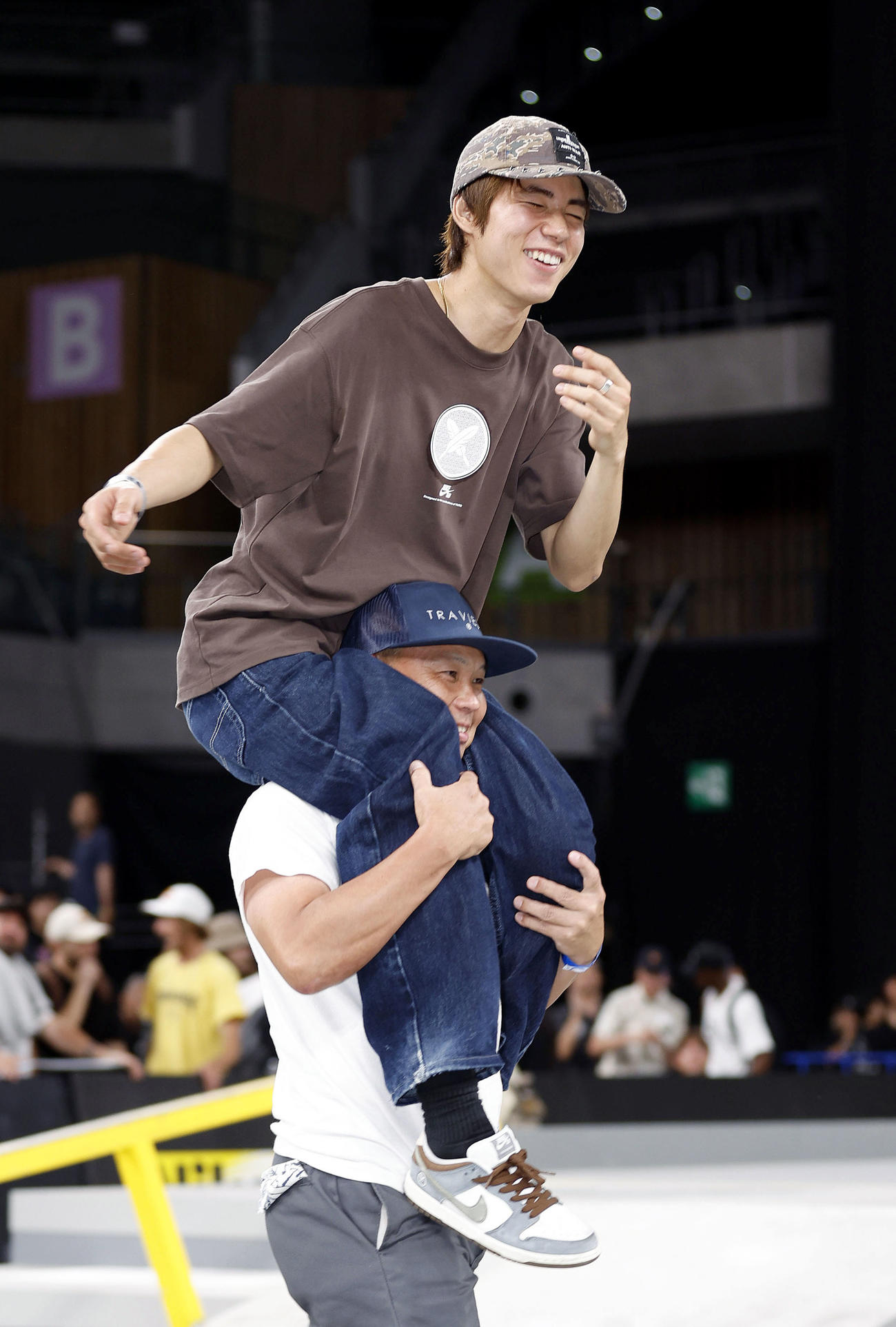 男子で優勝し、コーチに担がれ表彰式に登場した堀米雄斗（共同）