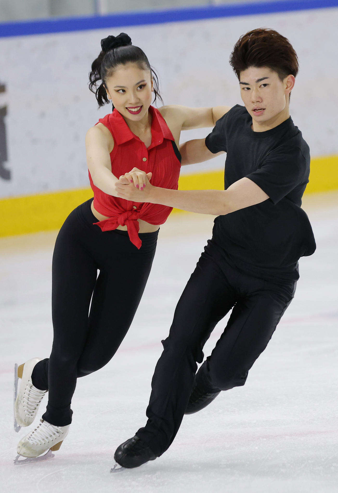 アイスダンス　演技を披露する森田（右）・吉田組（撮影・前田充）