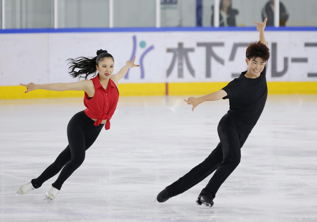 アイスダンス　演技を披露する森田（右）・吉田組（撮影・前田充）