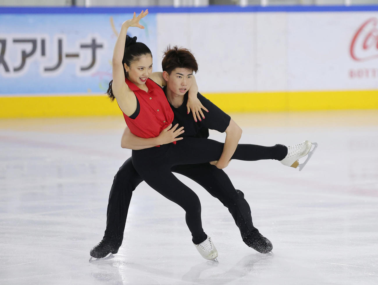 アイスダンス　演技を披露する森田（右）・吉田組（撮影・前田充）