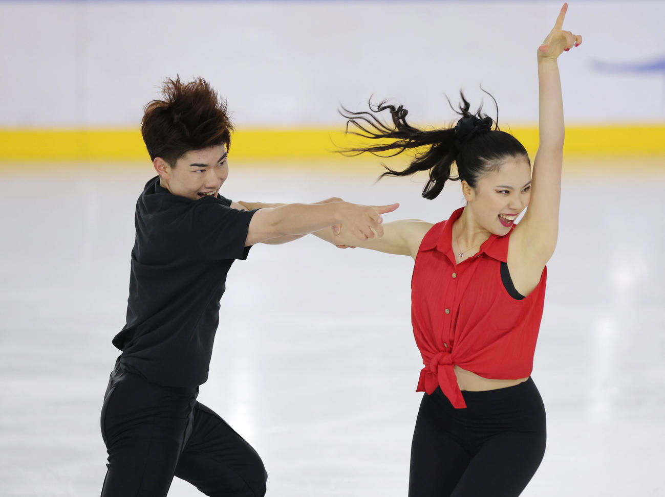 アイスダンス　演技を披露する森田（右）・吉田組（撮影・前田充）