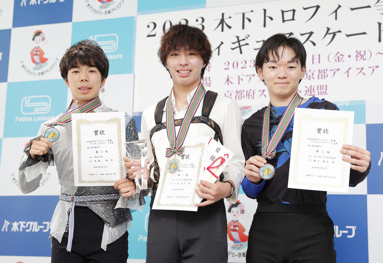 男子フリーで優勝し、トロフィーを手に笑顔を見せる三浦。左は2位佐藤、右は3位鍵山（撮影・前田充）