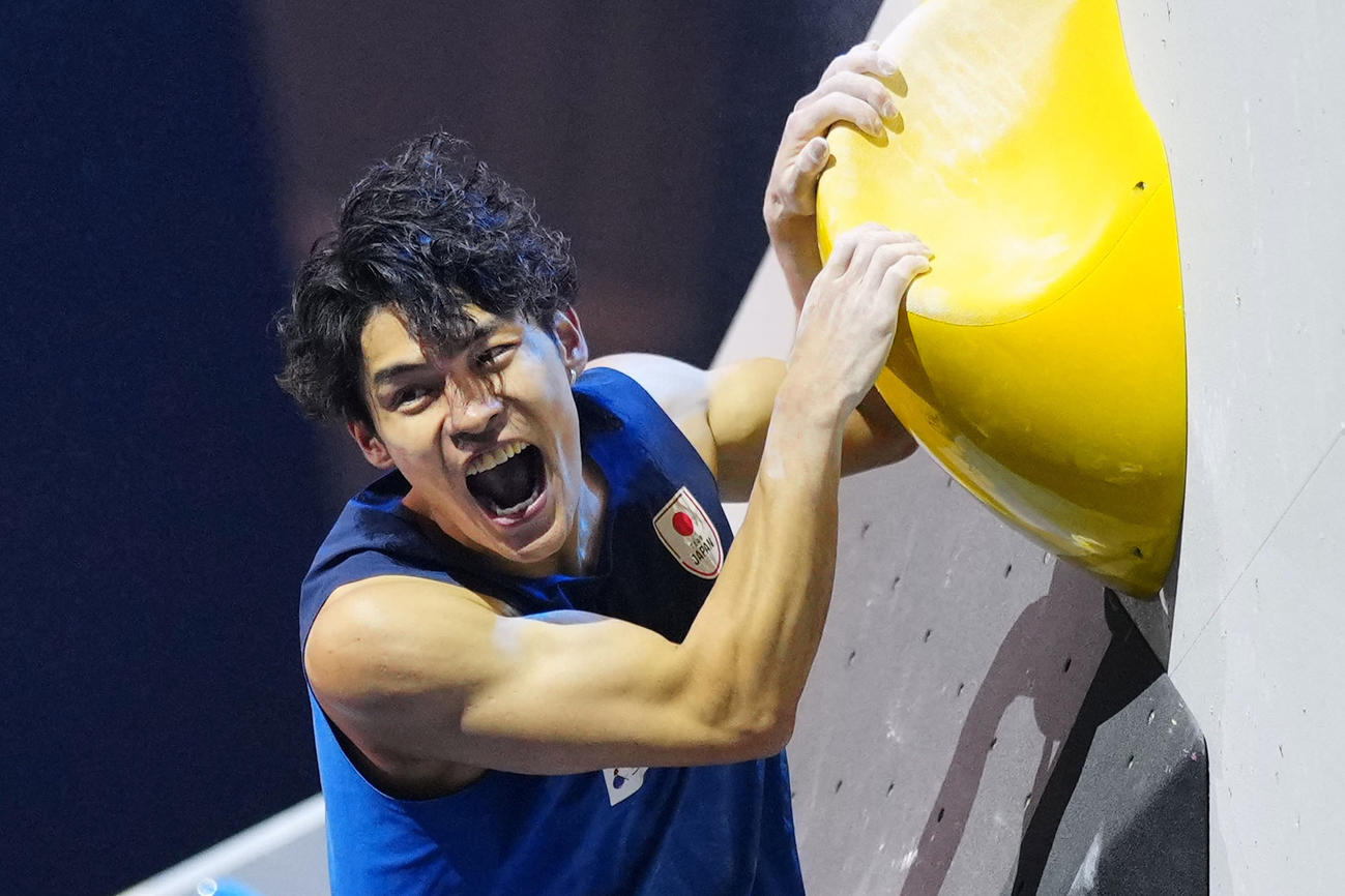 男子複合決勝　ボルダーの第3課題で完登し、喜ぶ楢崎智亜（共同）