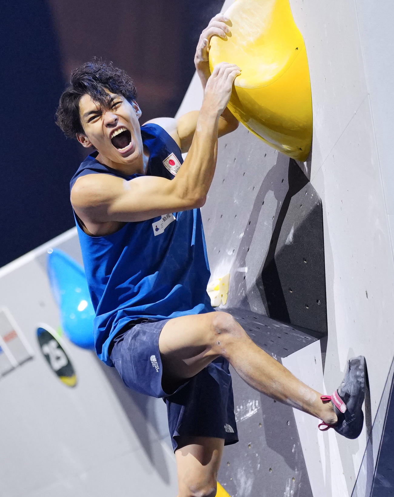 男子複合決勝　ボルダーの第3課題で完登し、喜ぶ楢崎智亜（共同）