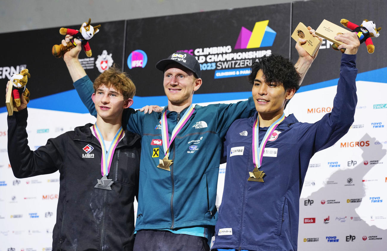 男子複合で銅メダルを獲得した楢崎智亜（右）。来年のパリ五輪出場権を獲得した（共同）