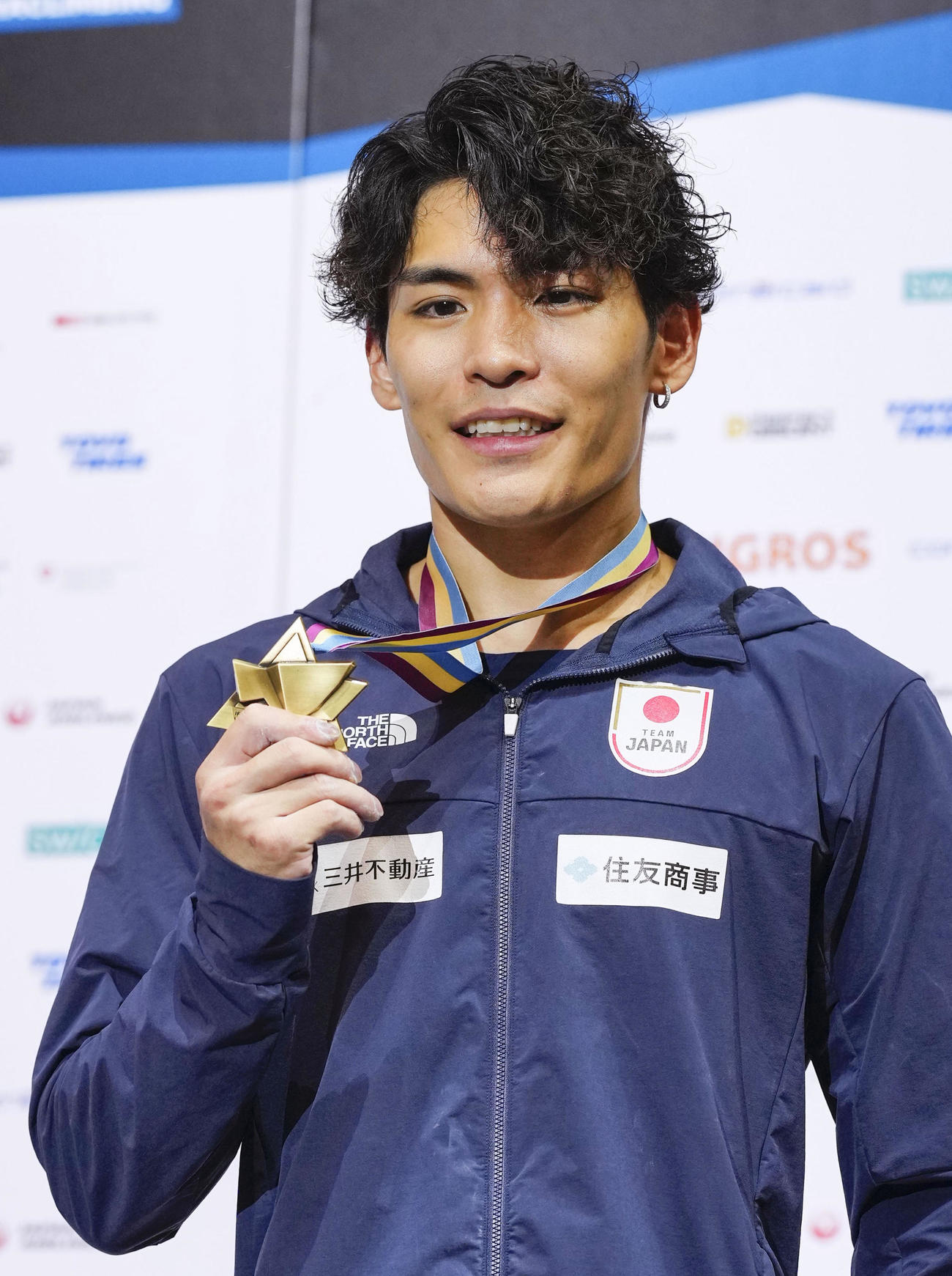 スポーツクライミングの世界選手権男子複合で3位となり、来年のパリ五輪出場権を獲得した楢崎智亜（共同）