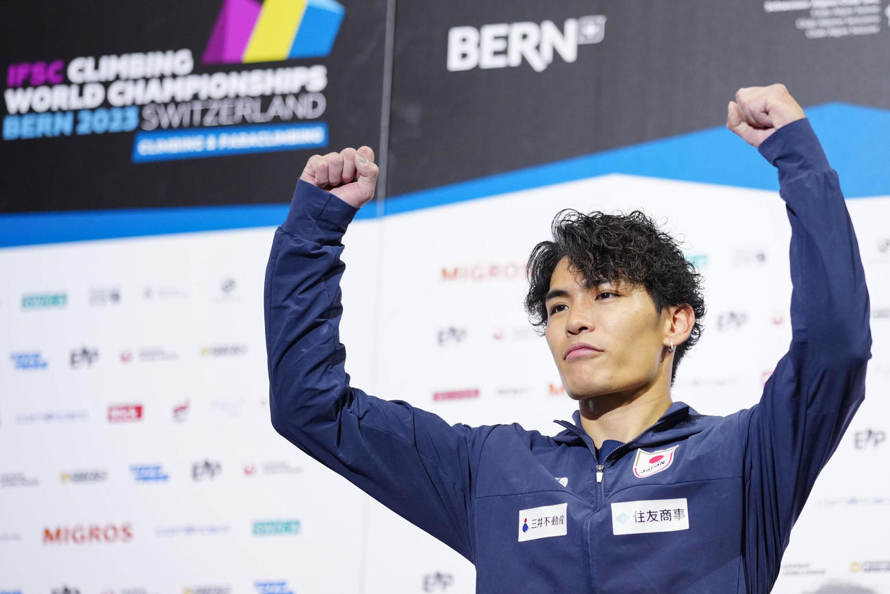 男子複合で3位となり、表彰台で喜ぶ楢崎智亜（共同）
