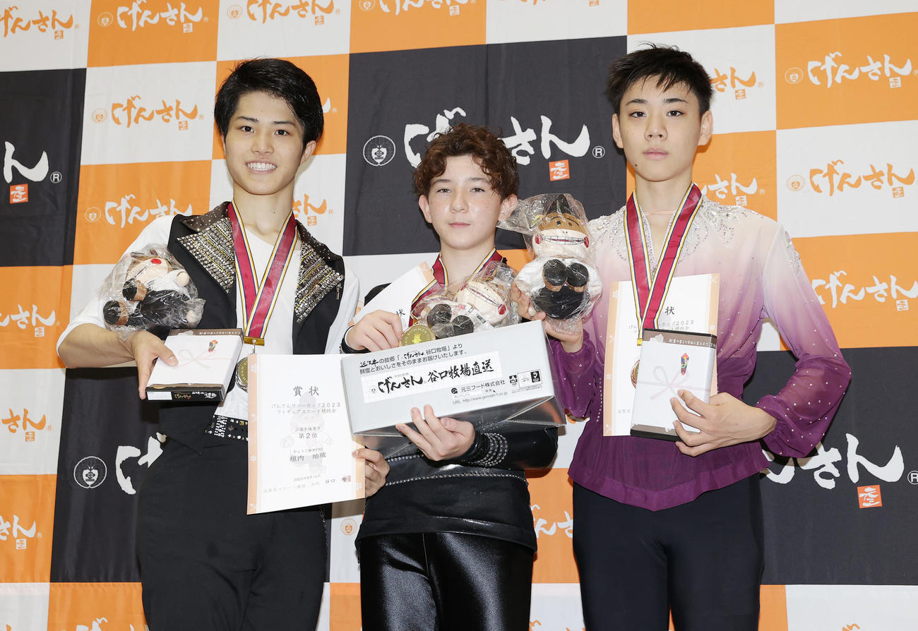 げんさんサマーカップ・ジュニア男子で優勝し記念撮影に納まる中田。左は2位垣内、右は3位田内（撮影・前田充）