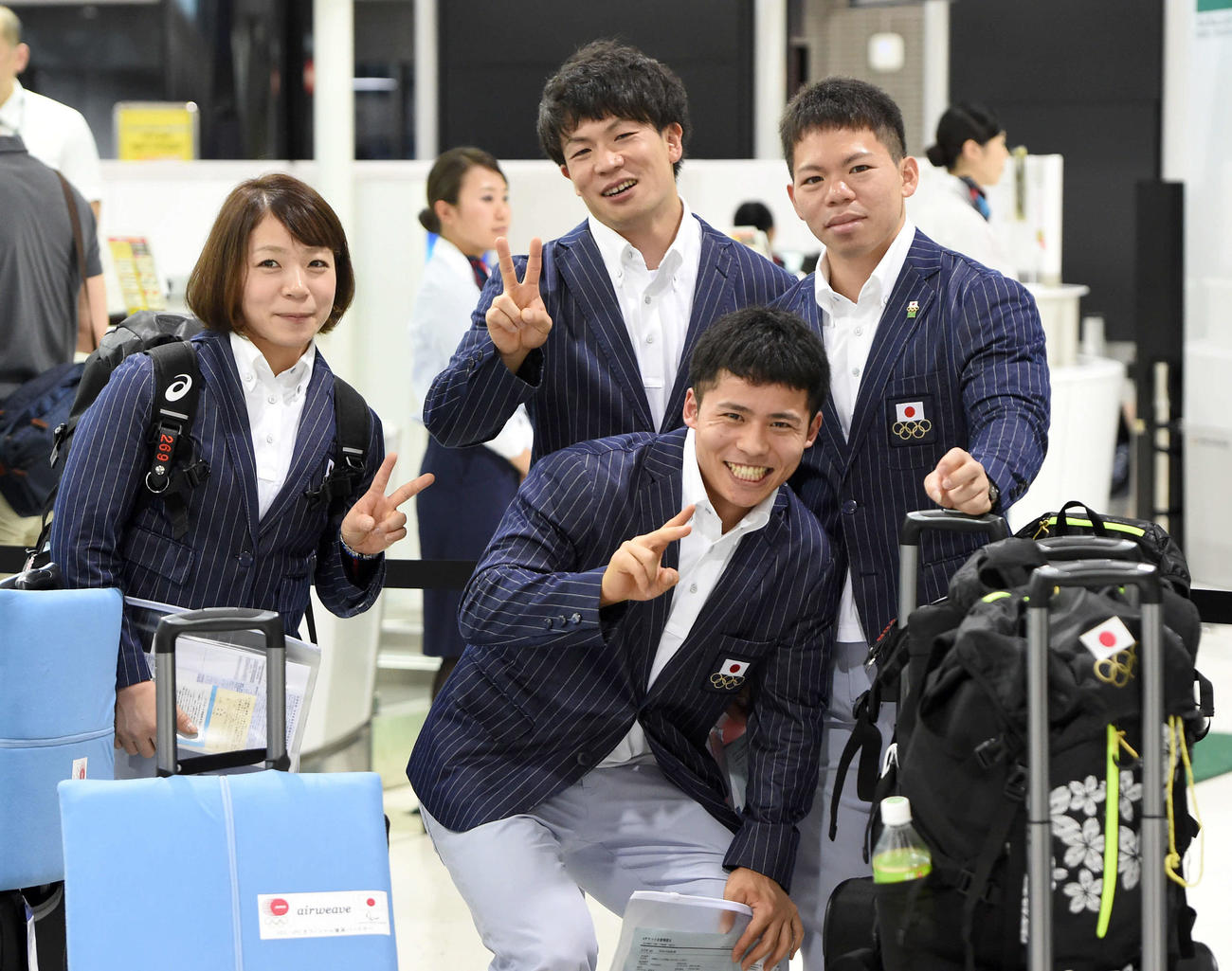 2016年7月、リオ五輪に向けて出発する重量挙げ日本代表の三宅宏実（後列左端）と中山陽介（同左から2人目）